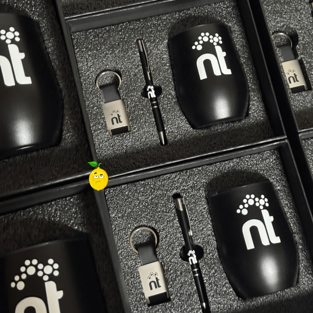 Set de Regalo Corporativo 3 Piezas: Lapicero, Llavero y Vaso Vinero - Lemon Creativo