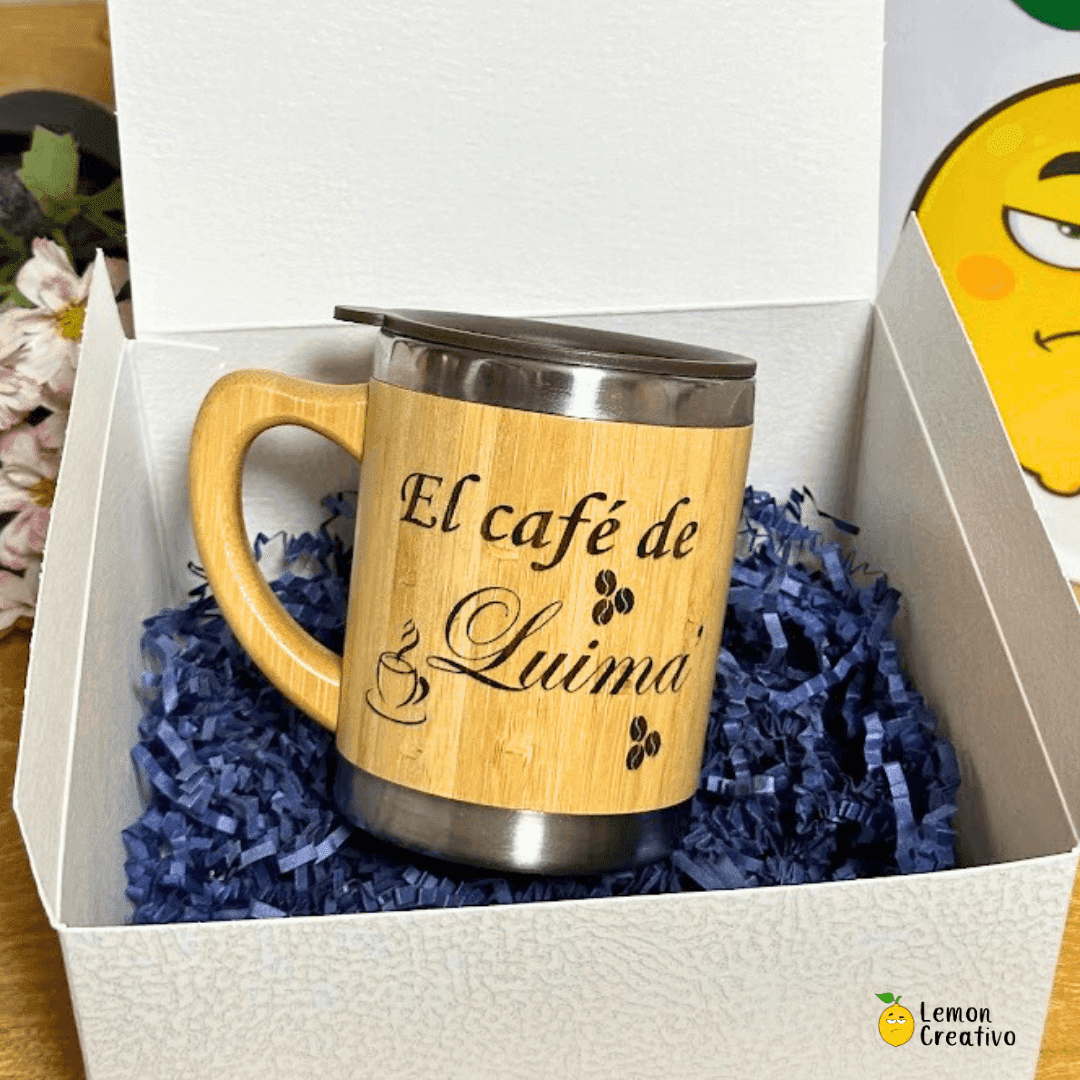 Caja de regalo de cumpleaños con taza de bambú y tarjeta para un empleado