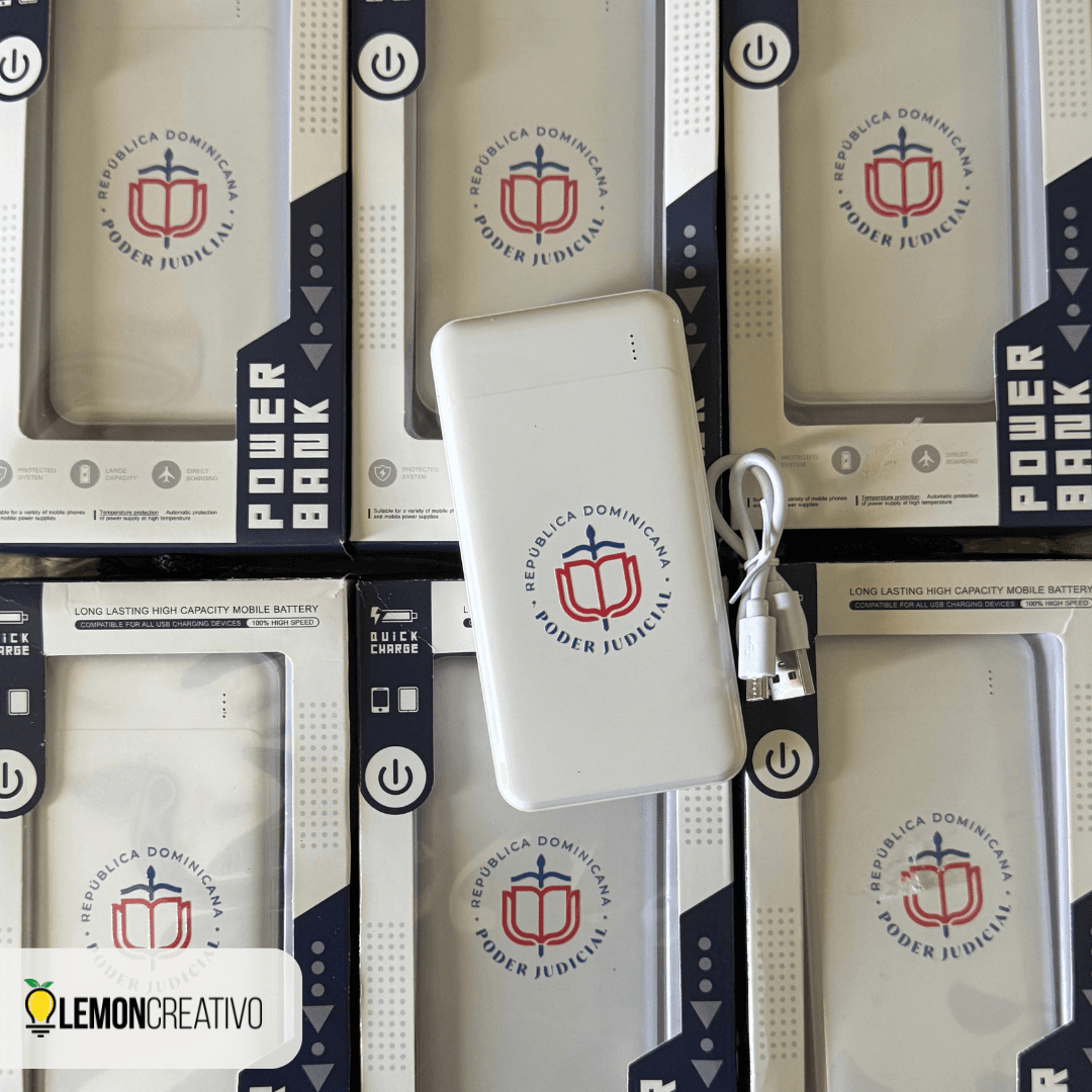 Powerbanks blancos con el escudo de una institución dominicana, cada uno con su caja