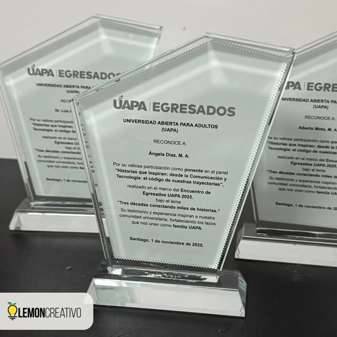 Placa de reconocimiento de cristal grabada con nombre y logo